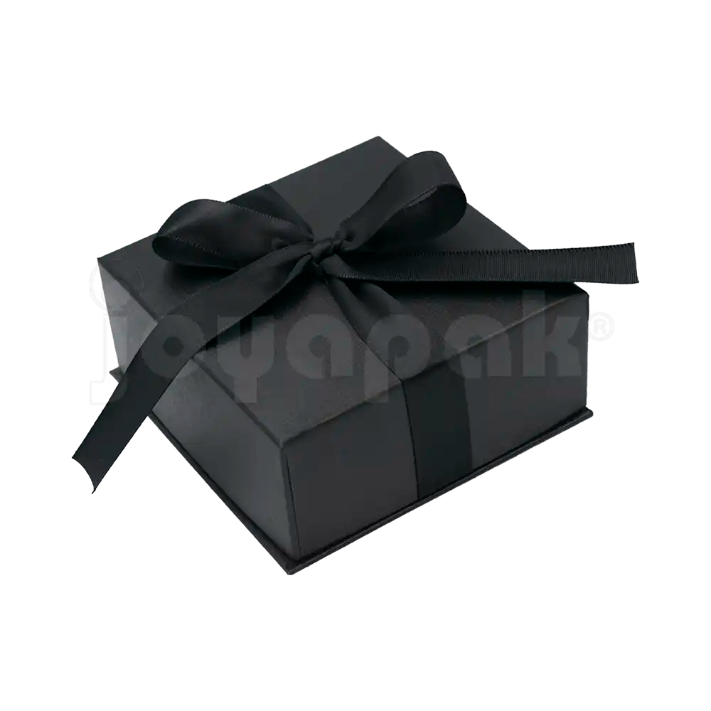 Caja Milán para juego de cartón rígido color Negro BK cerrada de cerca.