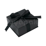 Caja Milán para juego de cartón rígido color Negro BK cerrada de cerca.