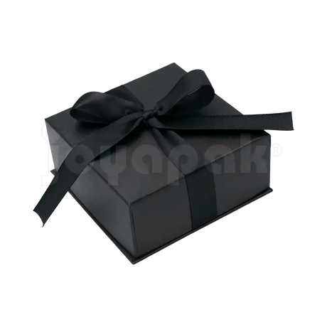 Caja Milán para juego de cartón rígido color Negro BK cerrada de cerca.