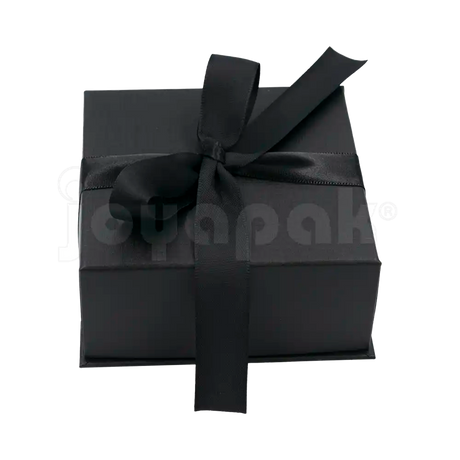 Caja Milán para juego de cartón rígido color Negro BK de costado.