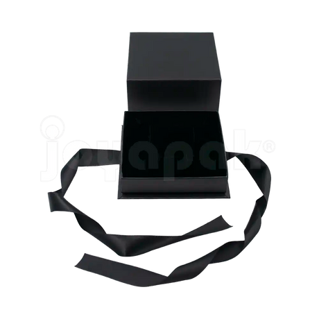 Caja Milán para juego de cartón rígido color Negro BK abierta de frente.