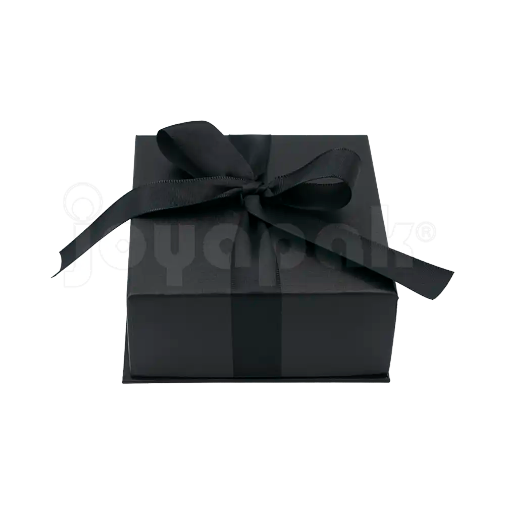 Detalle del broche dorado en la caja Milán para juego de cartón Negro BK.