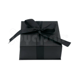 Detalle del broche dorado en la caja Milán para juego de cartón Negro BK.
