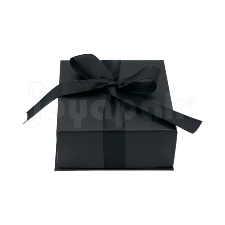 Detalle del broche dorado en la caja Milán para juego de cartón Negro BK.