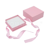 Caja Milán para juego de cartón rígido color Rosa PK abierta con base blanca.