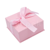 Caja Milán para juego de cartón rígido color Rosa PK cerrada de cerca.