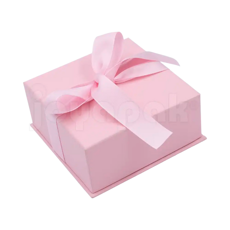 Caja Milán para juego de cartón rígido color Rosa PK cerrada de cerca.
