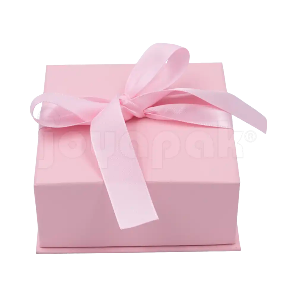 Detalle del broche dorado en la caja Milán para juego de cartón Rosa PK.