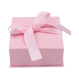 Detalle del broche dorado en la caja Milán para juego de cartón Rosa PK.