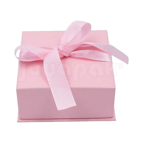 Detalle del broche dorado en la caja Milán para juego de cartón Rosa PK.