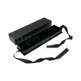 Caja Milán para pulsera de cartón rígido color Negro BK abierta con base blanca.