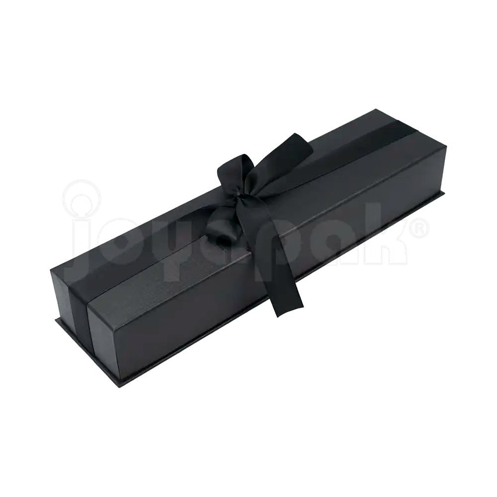 Caja Milán para pulsera de cartón rígido color Negro BK cerrada de cerca.
