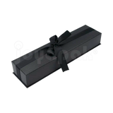 Caja Milán para pulsera de cartón rígido color Negro BK cerrada de cerca.