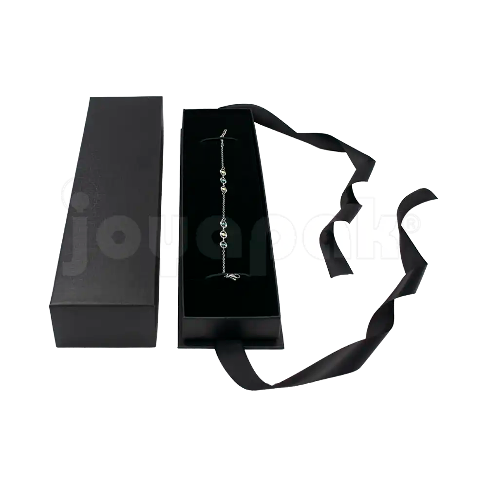 Caja Milán para pulsera de cartón rígido texturizado Negro BK de frente.