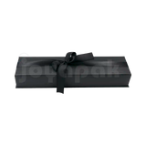 Detalle de la textura en la caja Milán para pulsera de cartón Negro BK.