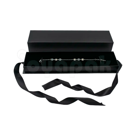 Caja Milán para pulsera de cartón rígido texturizado color Negro BK cerrada.