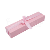 Caja Milán para pulsera de cartón rígido color Rosa PK cerrada de cerca.