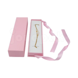Caja Milán para pulsera de cartón rígido texturizado Rosa PK de frente.