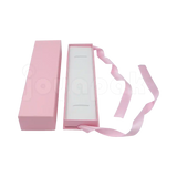 Caja Milán para pulsera de cartón rígido texturizado Rosa PK en ángulo.