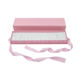 Caja Milán para pulsera de cartón rígido texturizado Rosa PK abierta de frente.