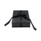 Detalle del broche y textura de la caja Milán para gargantilla de cartón Negro BK.