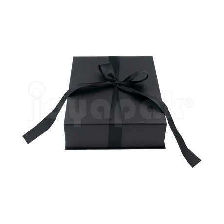 Detalle del broche y textura de la caja Milán para gargantilla de cartón Negro BK.