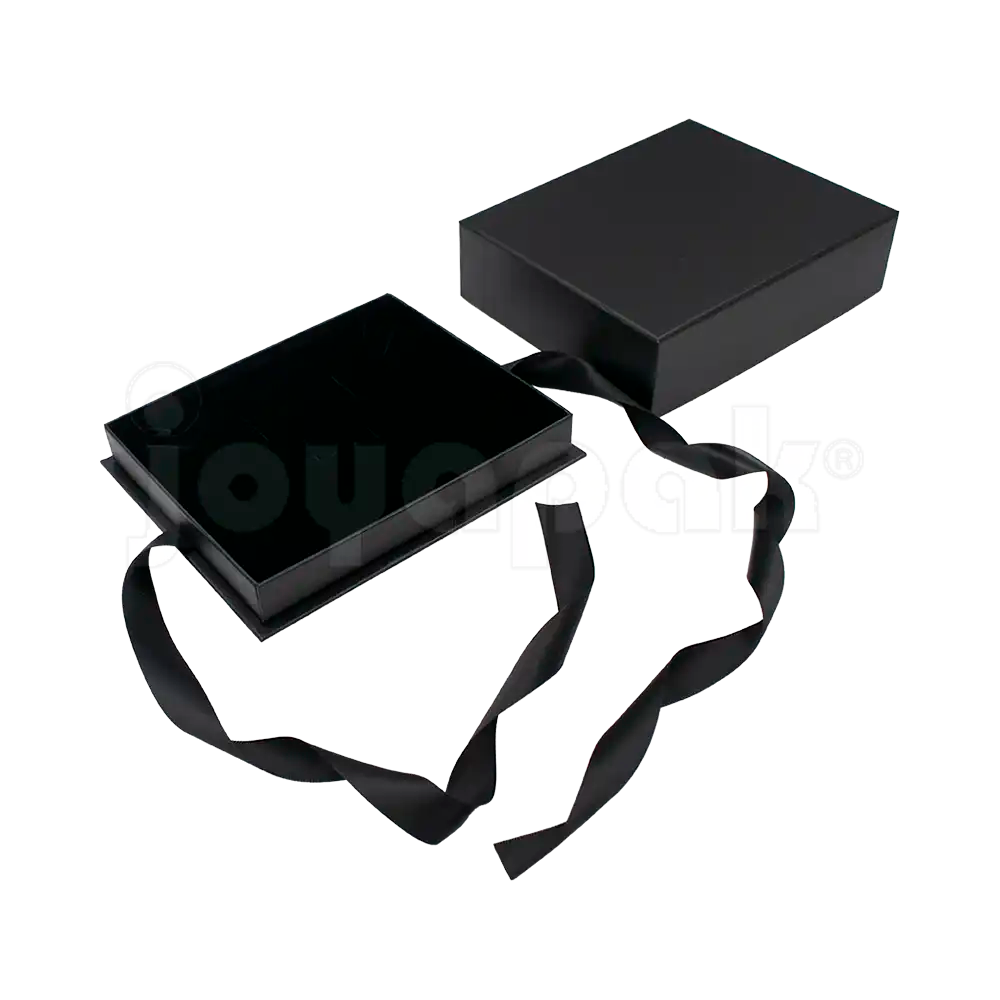 Caja Milán para gargantilla de cartón rígido color Negro BK abierta con base blanca.