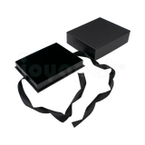 Caja Milán para gargantilla de cartón rígido color Negro BK abierta con base blanca.