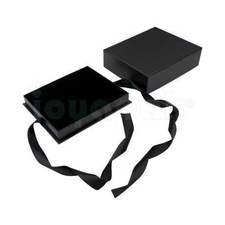 Caja Milán para gargantilla de cartón rígido color Negro BK abierta con base blanca.