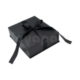 Caja Milán para gargantilla de cartón rígido color Negro BK cerrada de cerca.
