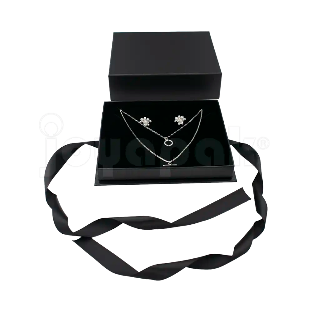 Caja Milán para gargantilla de cartón rígido texturizado color Negro BK cerrada.