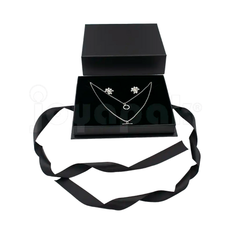 Caja Milán para gargantilla de cartón rígido texturizado color Negro BK cerrada.
