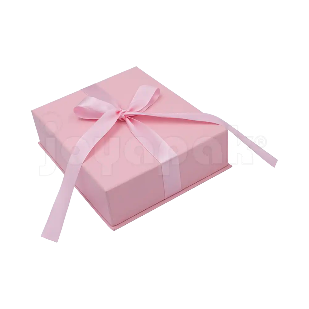 Caja Milán para gargantilla de cartón rígido color Rosa PK cerrada de cerca.