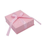 Caja Milán para gargantilla de cartón rígido color Rosa PK cerrada de cerca.
