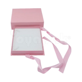 Interior acolchado de la caja Milán para gargantilla de cartón color Rosa PK abierta.