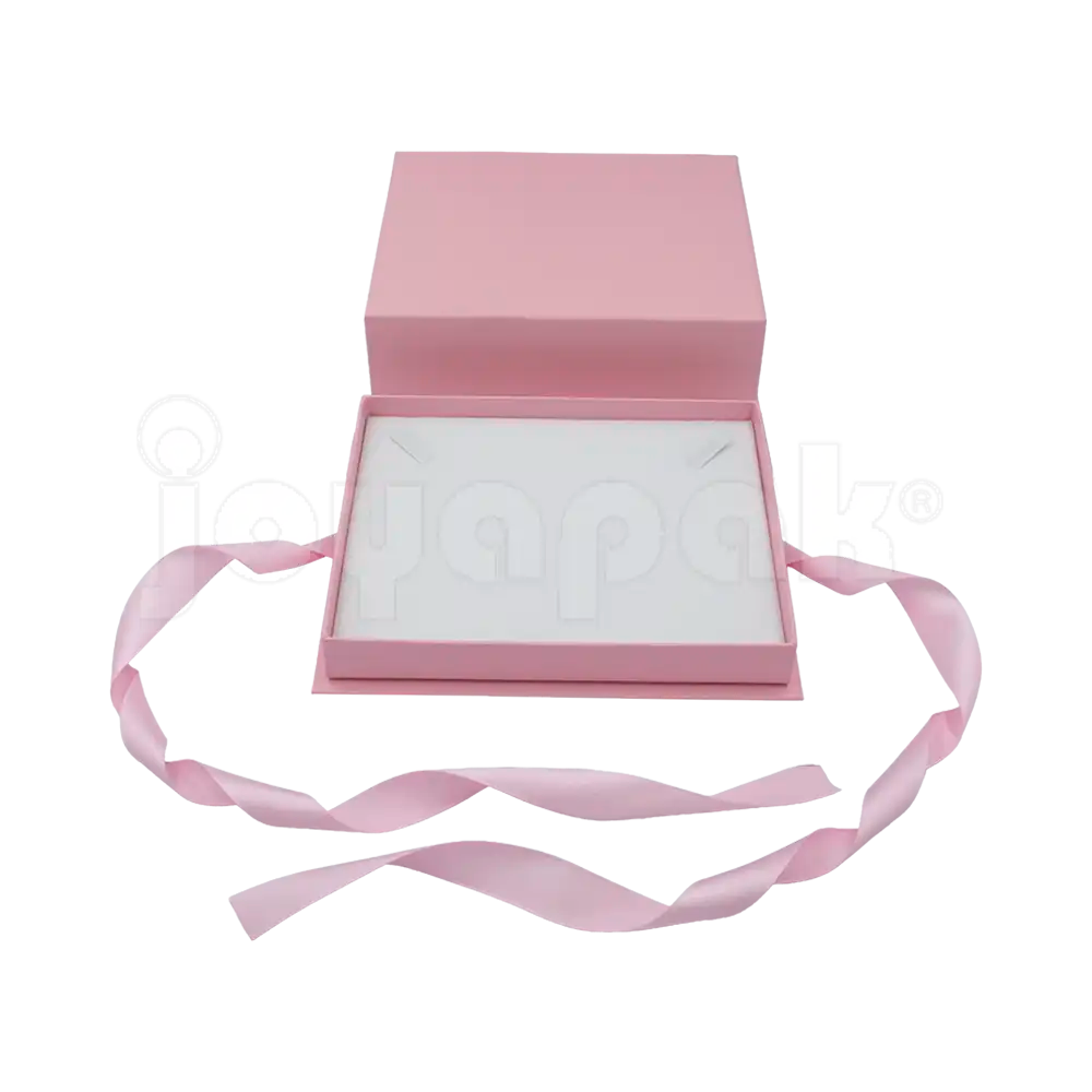 Caja Milán para gargantilla de cartón rígido color Rosa PK abierta con base blanca.