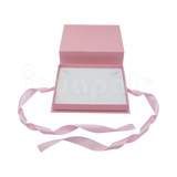 Caja Milán para gargantilla de cartón rígido color Rosa PK abierta con base blanca.
