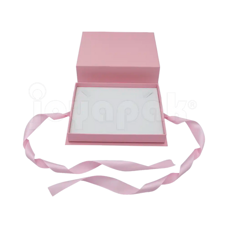 Caja Milán para gargantilla de cartón rígido color Rosa PK abierta con base blanca.