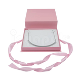 Caja Milán para gargantilla de cartón rígido texturizado Rosa PK abierta de frente.