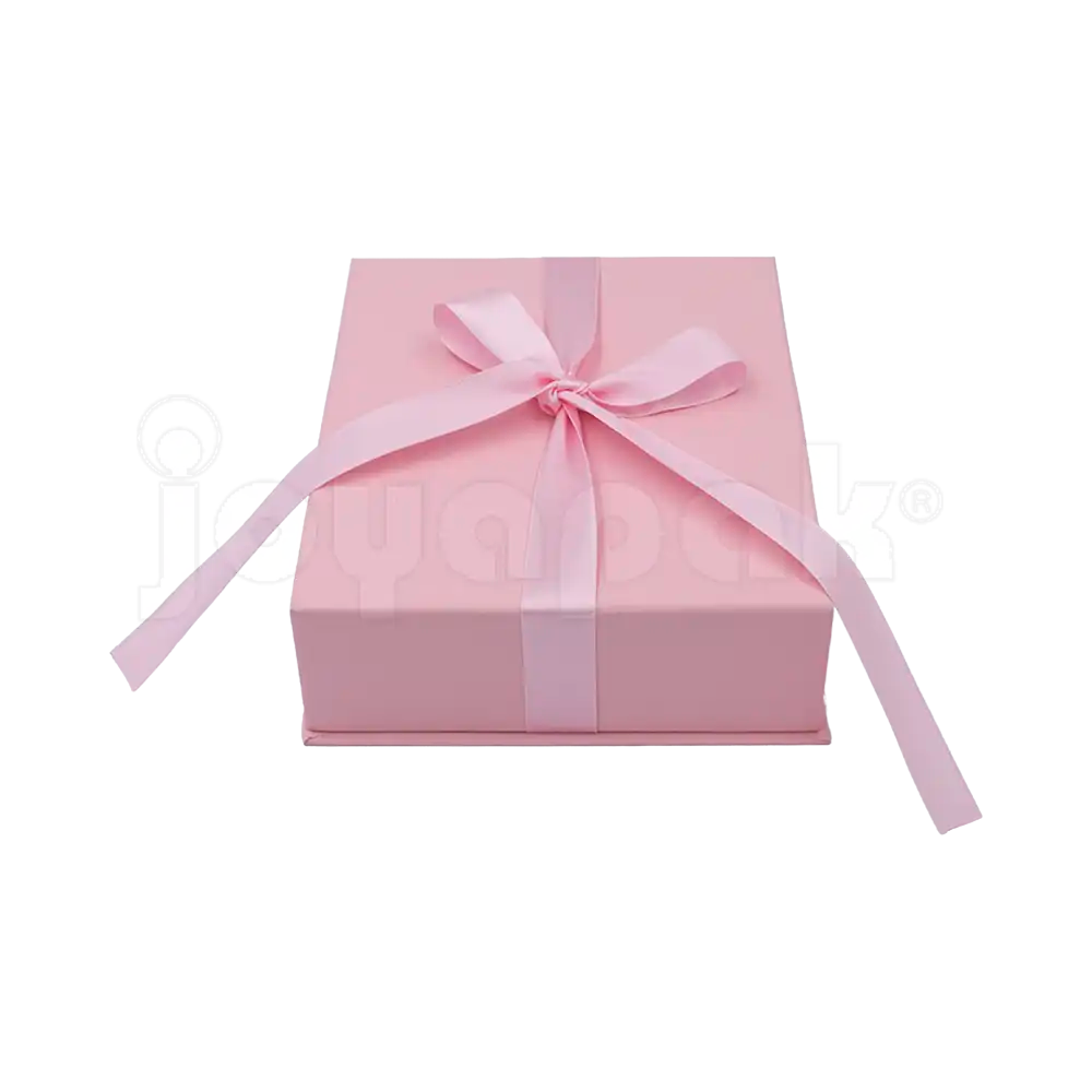 Detalle del broche y textura de la caja Milán para gargantilla de cartón Rosa PK.