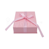 Detalle del broche y textura de la caja Milán para gargantilla de cartón Rosa PK.