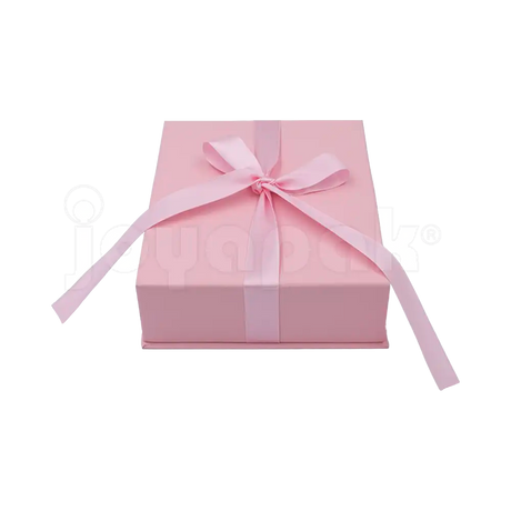 Detalle del broche y textura de la caja Milán para gargantilla de cartón Rosa PK.