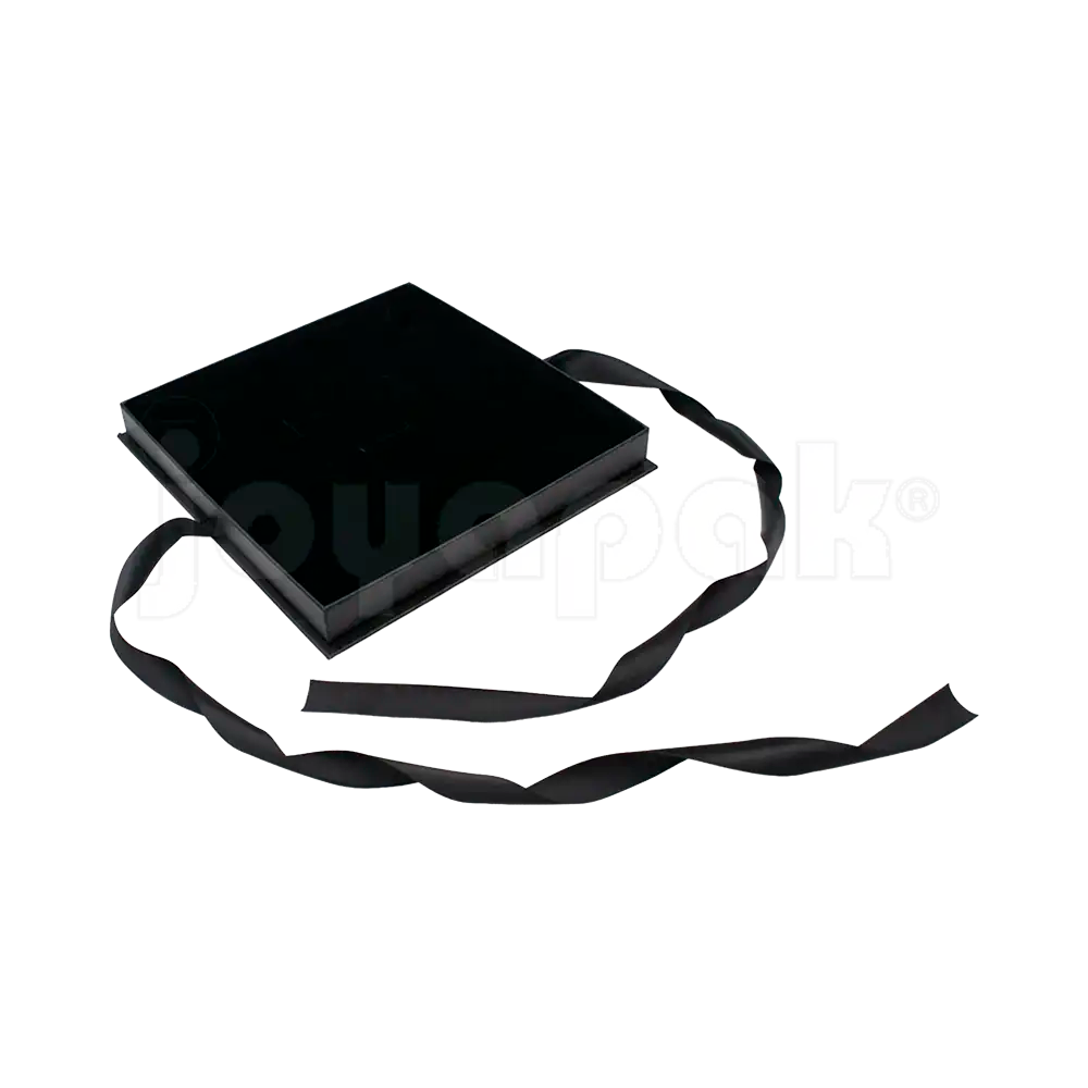 Caja Milán para collar grande de cartón rígido color Negro BK abierta con base blanca.