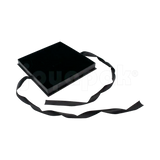 Caja Milán para collar grande de cartón rígido color Negro BK abierta con base blanca.