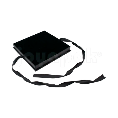 Caja Milán para collar grande de cartón rígido color Negro BK abierta con base blanca.