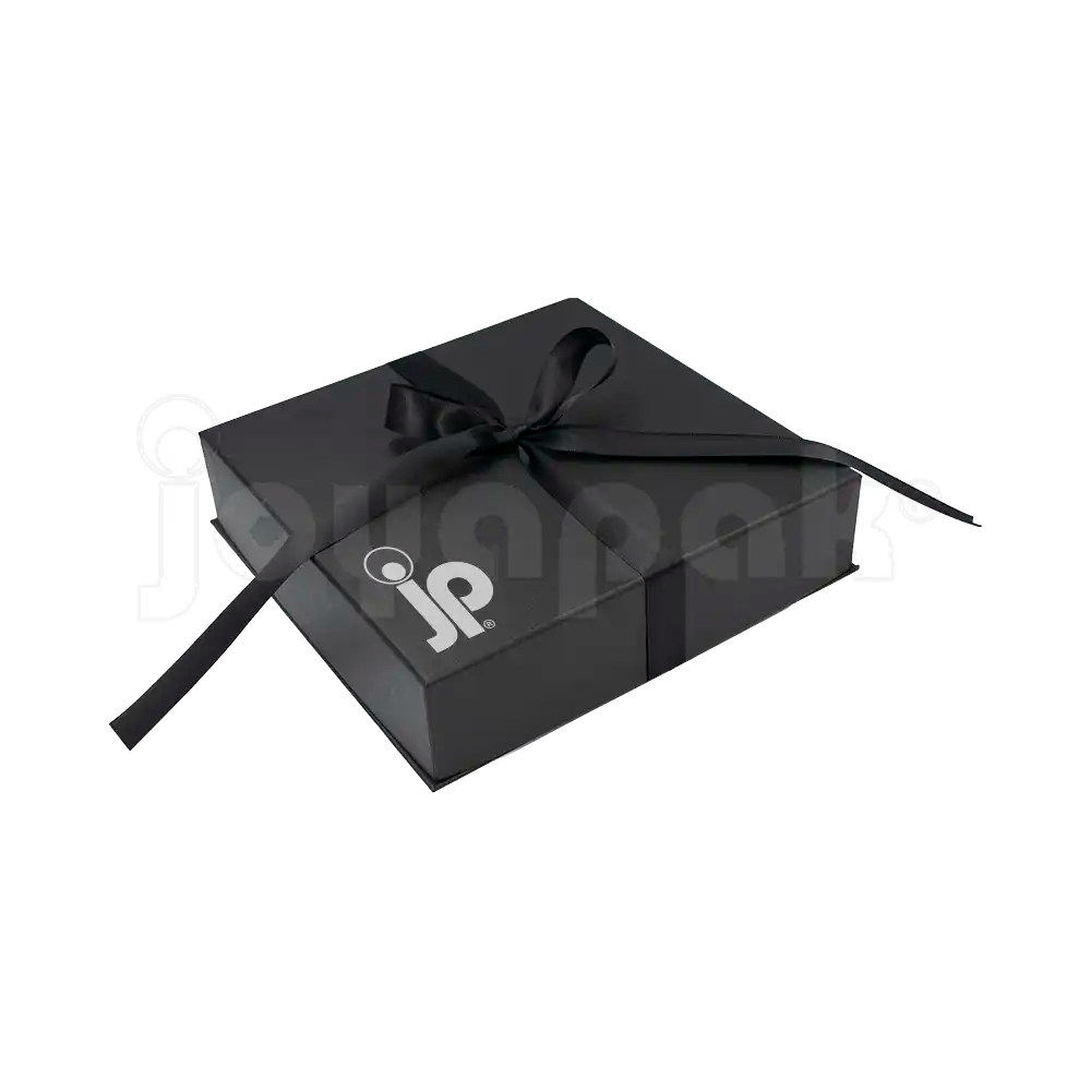 Caja Milán para collar grande de cartón rígido color Negro BK de costado de cerca.