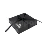 Caja Milán para collar grande de cartón rígido color Negro BK de costado de cerca.