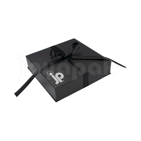 Caja Milán para collar grande de cartón rígido color Negro BK de costado de cerca.