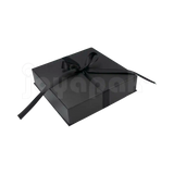 Caja Milán para collar grande de cartón rígido color Negro BK cerrada de cerca.