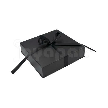 Caja Milán para collar grande de cartón rígido color Negro BK cerrada de cerca.